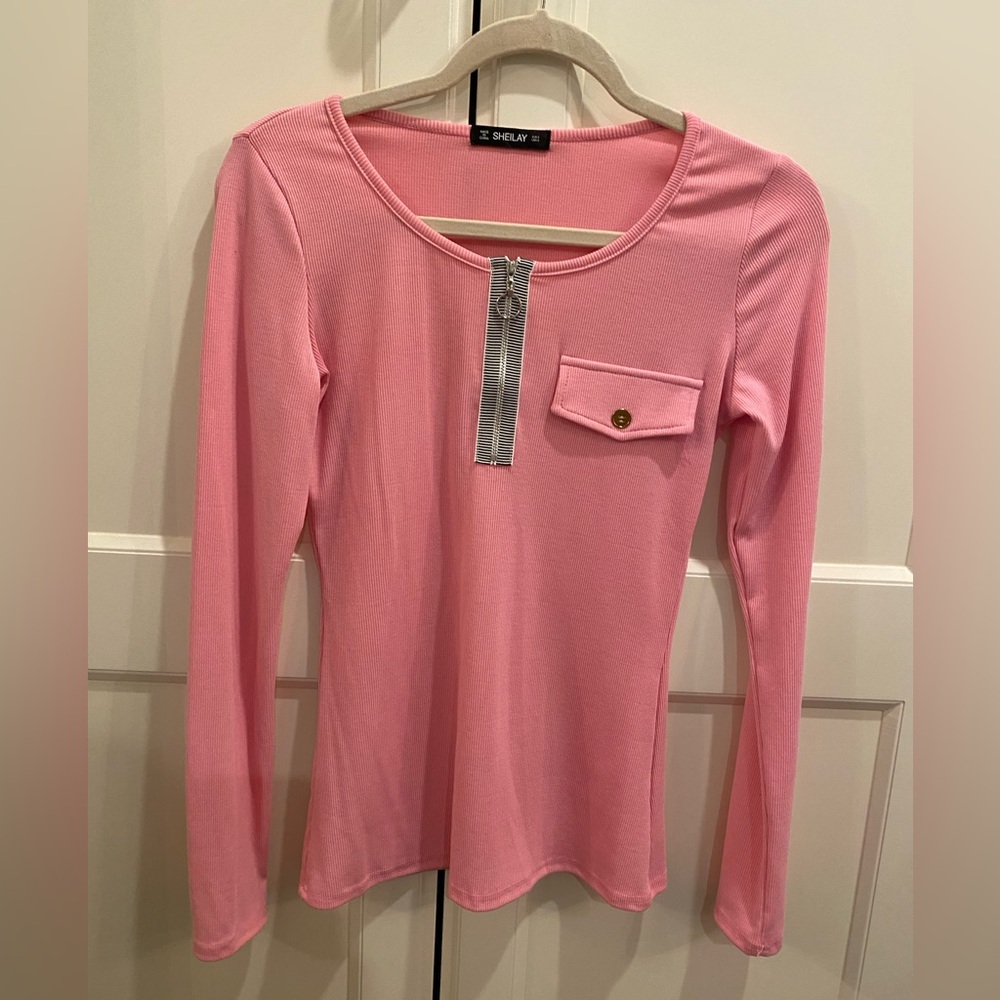NWOT SHEILAY SMALL LONG SLEEVE RIBBED TOP WITH FAUX POCKET AND A ZIPPER AT BUST